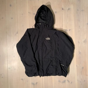 Vintage North face regnjacka - Skick 7/10 lite små fläckar men inga större fel på jackan!, storlek M men sitter boxy så passar L också!, 