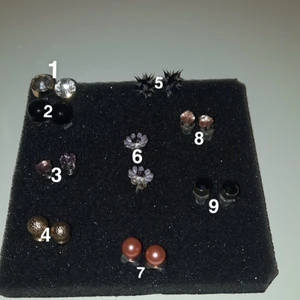 Örhängen  - Säljer dessa örhängen. 15kr/st. De har olika pluppar (se bild2) du står för frakten. 