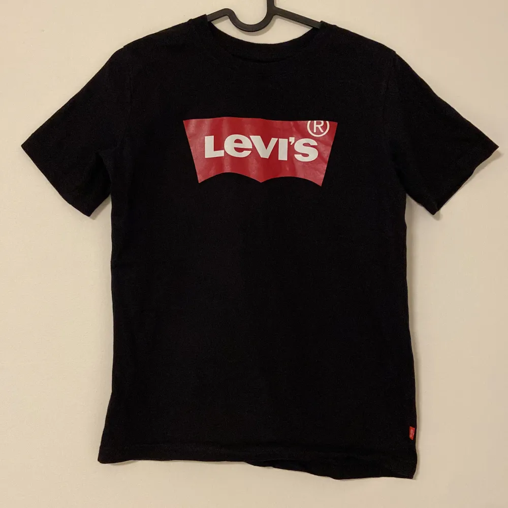 En svart Levis t shirt, använd få gånger. Säljer för den inte kommer till användning . T-shirts.