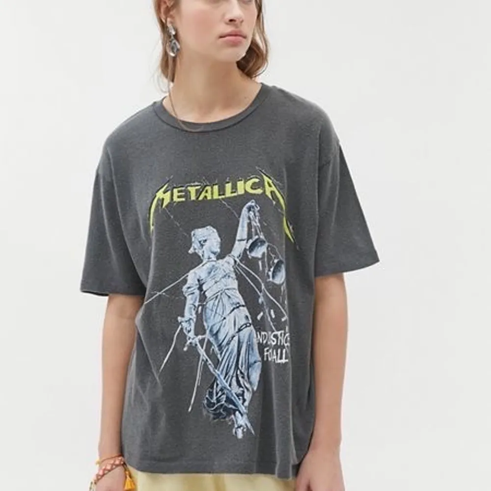 En Metallica t-shirt ifrån Urban outfitters i strlk S bra skick och najs färg, snyggt att ha ljusa jeans till✨. T-shirts.