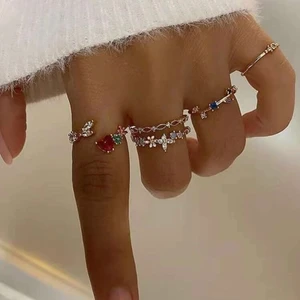 Ringar - Guldiga superfina ringar med färgade detaljer på, råkade köpt dubbelt så är därför över💗