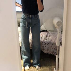 Jeans från Zara i modellen; Wide leg full length. Använd ett fåtal gånger och säljs ej längre i butik. Obs de är avklippta för att passa längden 173 cm 🤍 köparen står för frakt