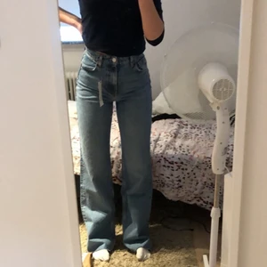 Zara Jeans  - Jeans från Zara i modellen; Wide leg full length. Använd ett fåtal gånger och säljs ej längre i butik. Obs de är avklippta för att passa längden 173 cm 🤍 köparen står för frakt