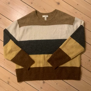 Bredrandig tröja från HM - Supermjuk randig tröja från HM i storlek S. I fint skick, säljer för att jag inte längre använder 