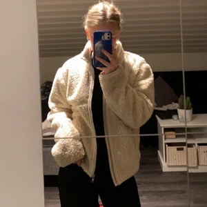 Teddy jacka - Säljer denna jätte fina teddy jackan som inte kommer till användning! Den är från hms barn avdelning i storlek 164 men den passar avsolut en xs. Sitter perfekt på mig som brukar ha xs och ibland s