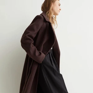 Så fin och populär kappa från hm - Köpt för en månad sen men kommer inte till användning, är i nyskick. Det är i storlek 40 men skulle säga mer som 38. Nypris 499kr mitt pris 300 eller högsta bud. Skriv för mer bilder💕