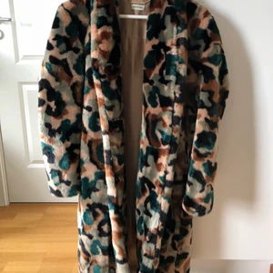 By Malene Birger Kappa - Säljer min underbara vinter/höstkappa från Malene Birger. Jackan köptes för 2 år sedan och är i fint skick. Supervarm och mysig under höst och vinter ❄️ Jackan har två stora fickor på varje sida. Jackan kan stängas genom att knäppa de fina metallknapparna som sitter i mitten på jackan. 