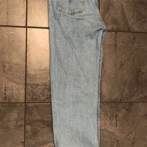 Levis Jeans  - Plagget är i storlek 26 längd 32. De är tyvärr lite för stora för mig så nu säljer jag dem vidare och köparen står för frakten 