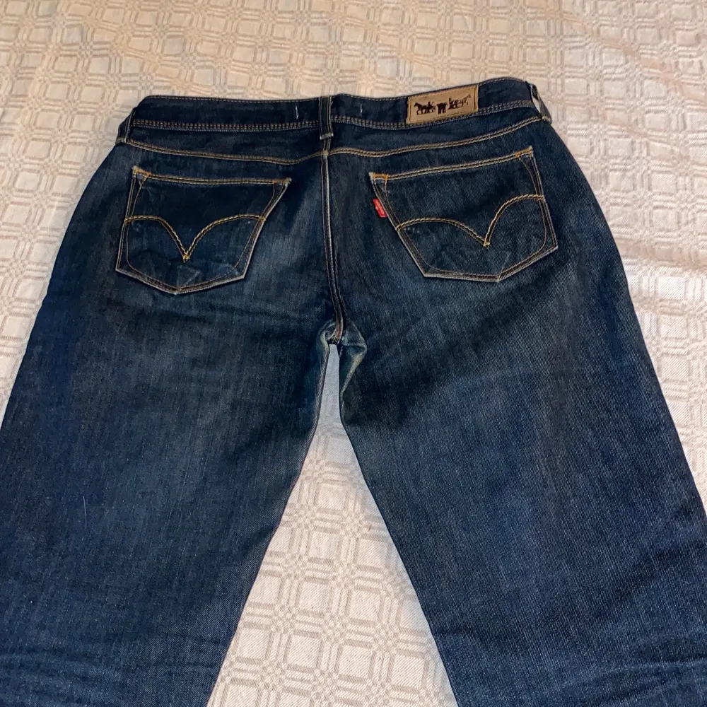 Lågmidjade Levis jeans. Små i storleken så passar nog en 28 eller 27 bäst. Dem är helt nya. Supersnygga och passar vilken stil som helst. Säljs då dem är för små för mig som vanligtvis har storlek 29. . Jeans & Byxor.