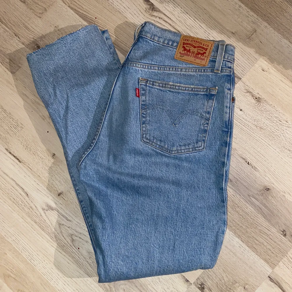 Klassiska Levis 501 jeans, sitter supersnyggt men är lite för stora för mig i midjan. Storlek: W29 L30!! Hoppas det finns någon där ute som kan få användning av dessa snyggingar!! . Jeans & Byxor.