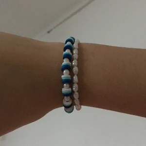 armband - säljer dessa armband på bilderna! Av ler o h sötvattenspärlor 👨‍🎤  justerbara ⚡️