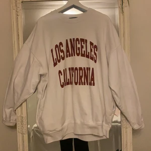 sweatshirt! - INTRESSEKOLL!! på min vita sweatshirt från Brandy Melville, den kommer inte till användning och jag tror någon annan kan använda den mer än mig! Köpt på butiken i Sthlm för 600kr (tror jag) Använd fåtal gånger och den är onesizeed men jag skulle säga att den är i L-XL