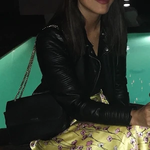 Skinnjacka, 34/XS - Svart skinnjacka från ZARA. Ej riktigt skinn, känns dock som äkta. Väldigt skön, i fint skick förutom i kragen där lite fejkskinn lossnat (se bild 2).