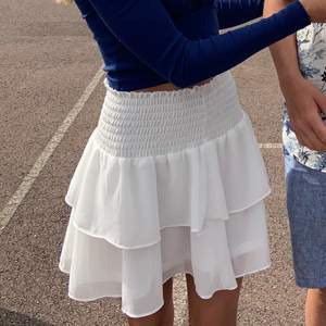Intressekoll på min älskade vita chelsea kjol!! Inga defekter och är såååå fin. Säljer bara vid bra bud💕💕💕 (ny pris 500 kr)