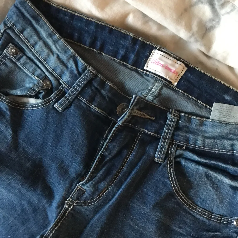 Lågmidjade vintage jeans från chica london. Har tydligen en bild här på plick där jag har på mig dessa, visste tyvärr inte det, men såg nu så alla som frågat så finns de bild längre ner!!!!!!!!!🛑🛑. Jeans & Byxor.