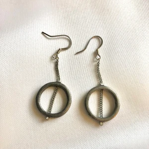 Handgjorda örhängen i metall - Handgjorda örhängen i metall öronstickare i silver. Total längd ca 5 cm. Aldrig använda.
