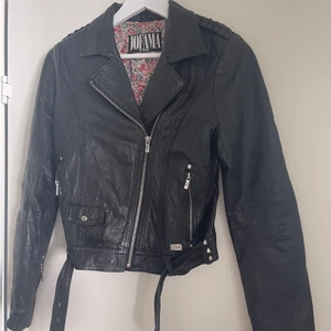 Skinnjacka från Jofama - Svart skinnjacka från jofama, sparsamt använd 