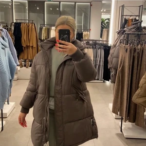 Jacka  - Säljer nu min puffer jacka som jag köpt på Zara för några månader sen, den är använd ett fåtal gånger och är i ett mycket bra skicka. Jackan är i storlek M men skulle säga att om man är L skulle den också passa:)