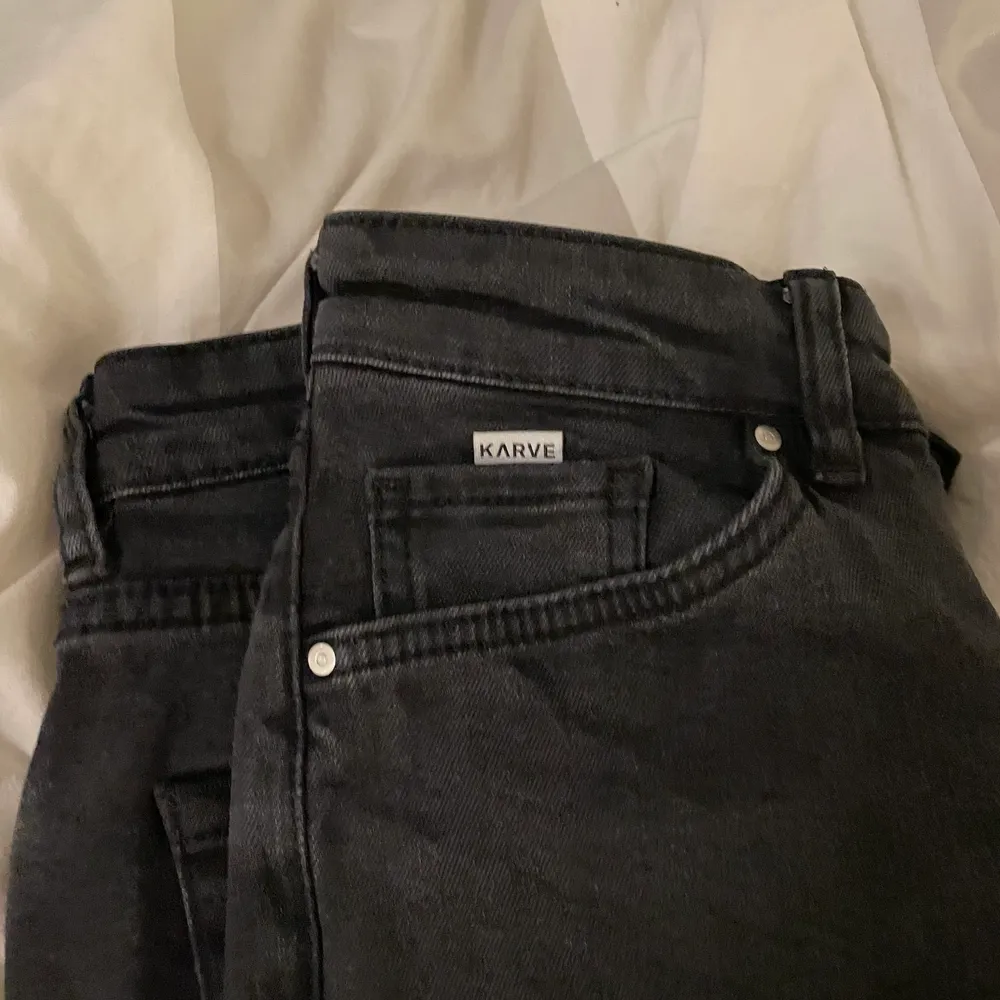Nypris 700kr. Karve svarta jeans oanvända. Säljer på grund av att de var för små. Herrstorlek men bra passform eftersom de är skinny.. Jeans & Byxor.