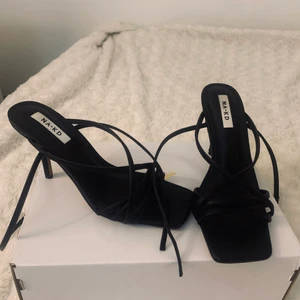 Klackskor från NAKD - Ett par super fina klackskor i storlek 38! Har använt dom en gång inan och det synns lite på undersidan annars är det inget annat! Säljer dom för att jag inte får någon användning till som dom🤍🤍