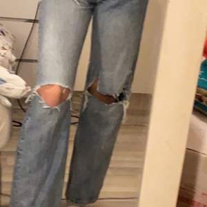 Håliga jeans i storlek 32 men passar även dom som har 34 