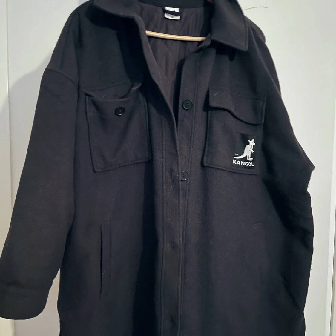 Mörkgrå skjortjacka från Kangol x H&M