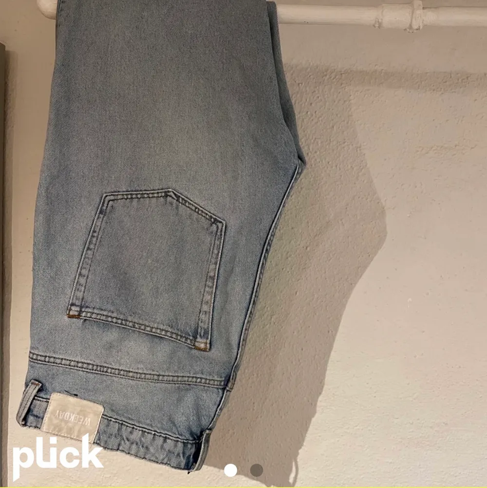 Raka ljusblåa jeans från weekday i storlek 33/32 modell voyage.  . Jeans & Byxor.