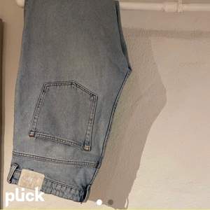 Raka ljusblåa jeans från weekday i storlek 33/32 modell voyage.  