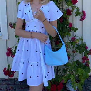 Klänning - Supersöt sommarklänning från ginas sommarkollektion 2020🤎 finns inte o få tag på i affär och klänningen är bara använd en gång🥰 storlek 32 men passar även 34🥰