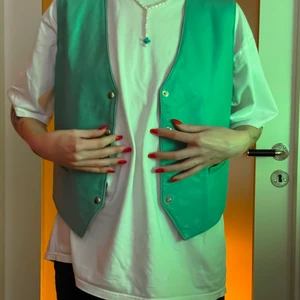 Grön läderväst (vegan) - Svincool grön läderväst (vegan)