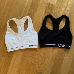 Sport-BH Icaniwill  - Båda för 100, enskilt 50 kr styck. Stretchigt och mjukt material, storlek står inte men passar en XS eller S med liten byst