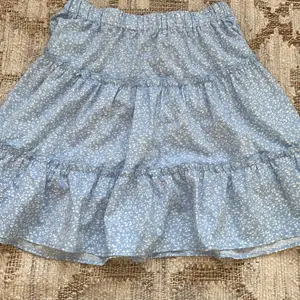  En blå kjol knappt använd från Shein med storlek småle blommigtmönster och volanger 💙✈️