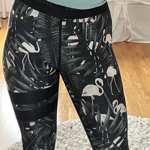 Stronger tights - Säljer ett par träningstights från stronger. Säljer då de är lite små i midjan för mig. Knappt använda, bra i längden för mig som är 165, hade kunnat vara något längre. 