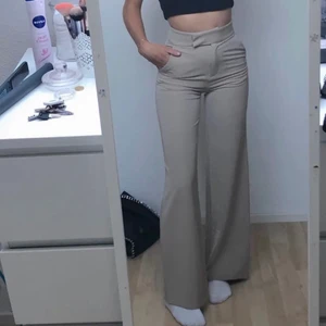 Kostymbyxor - Beiga trendiga kostymbyxor i topp skick, säljer då det inte riktigt är min stil och har använt dessa 1 gång. Dem formar kroppen något sjukt fint, sitter verkligen som en smäck! Säljer för 300kr plus frakt direkt☺️ skriv vid frågor eller funderingar.säljer även dessa i vitt i storlek 34, även massa andra snygga saker 