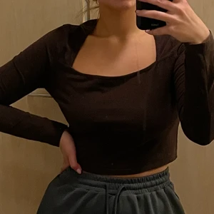 Brun topp  - Brun croppad topp jättemjuk