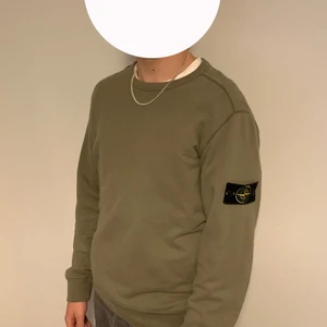 Stone island crewneck sweatshirt grön - Väldigt bra skick. Använd några fåtal gånger. Inga märken eller något utan den är i riktigt bra skick. Storlek M. Cond: 9/10 runt 1200kr flr denna eller byten går också bra. Pris kan diskuteras