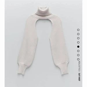 Croppad tröja zara - OBS säljer inte exakt samma tröja på denna annonsen (säljer EXAKT den här tröjan i en annan annons längre ner i min profil), som på bild 1 utan bara liknande, säljer denna blåa croppade tröjan från zara i en liknande modell! Den andra bilden är med blixt och den sista utan, men tröjan är i en jättefin turkos färg ❣️💕💥 tycker denna tröjan är så fin men den har bara inte kommit till användning utan bara blivit hängandes i min garderob! 