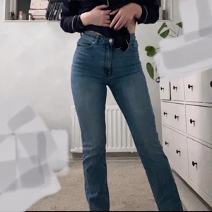 Straight jeans - Säljer dessa ursnygga jeans då jag inte använt de på länge! De är ifrån lindex i storlek 38 och sitter som en smäck! De är i fint skick och slutsålda så vitt jag vet❤️ Frakt tillkommer