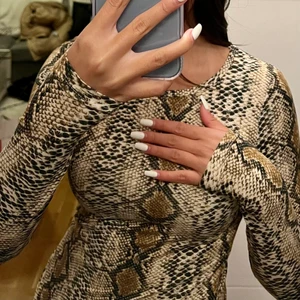 Orm tröja - Orm-mönstrad tröja i storlek XS från Madlady, men som även funkar som S/M eftersom den är jättestretchig!💕💕 Använd ca två gånger och säljer nu då den inte används. Kan skickas mot frakt 🔜📦   Bilder tagna av min lillasyster🧸🤍