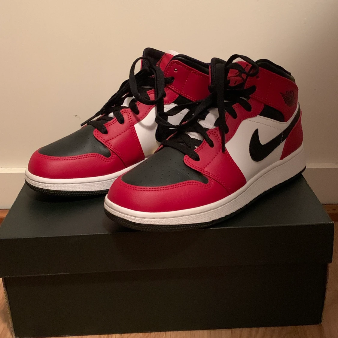 AIR JORDAN 1 MID Chicago black toe 