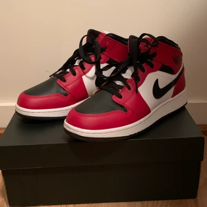 AIR JORDAN 1 MID Chicago black toe  - Säljer mina fina jordans då dem inte passar till storleken. Mycket bra skick endast använda en gång. Orginal skokartongen medföljer.                        Jag köpte dem på sold out för 2900kr. 