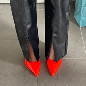 Neon orange klackar från ASOS - Säljer dessa super snygga klackar från ASOS då de tyvärr inte kommit till användning. Passar perfekt till fest, men kan även kläs ner med snygga jeans. Köparen står för frakten. Tveka inte på att skriva till mig ifall du har några frågor 🙌🏼🍊