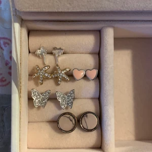 4 par örhängen - 4 par supersöta örhängen som inte kommit till användning. Fjärilen och sjöstjärnan är från någon av Guldfynds äldre kollektioner så de kostar 40/par medans palmerna och hjärtat är 20kr/par. Köper ni alla 4 så blir det 100kr totalt🥰 frakt tillkommer  !!!OBS den beigea plattan är redan såld!!!