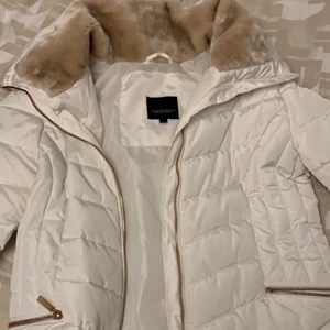 Vit vinterjacka - Storlek 36 (xs, s) men passar mig som vanligtvis bär M i jackor. Den är i fint skick!