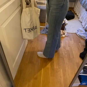 Monki jeans - Säljer monki jeans i stl 27 och modellen ä yoko. Använda ganska mycket men är fortfarande i fint skick! 💙💙