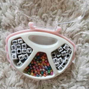 Gör egen halsband / armband y2k - Jättefin liten låda med bokstäver och pärlor för att göra egna namnhalsband och armband. Köparen står för frakt. 