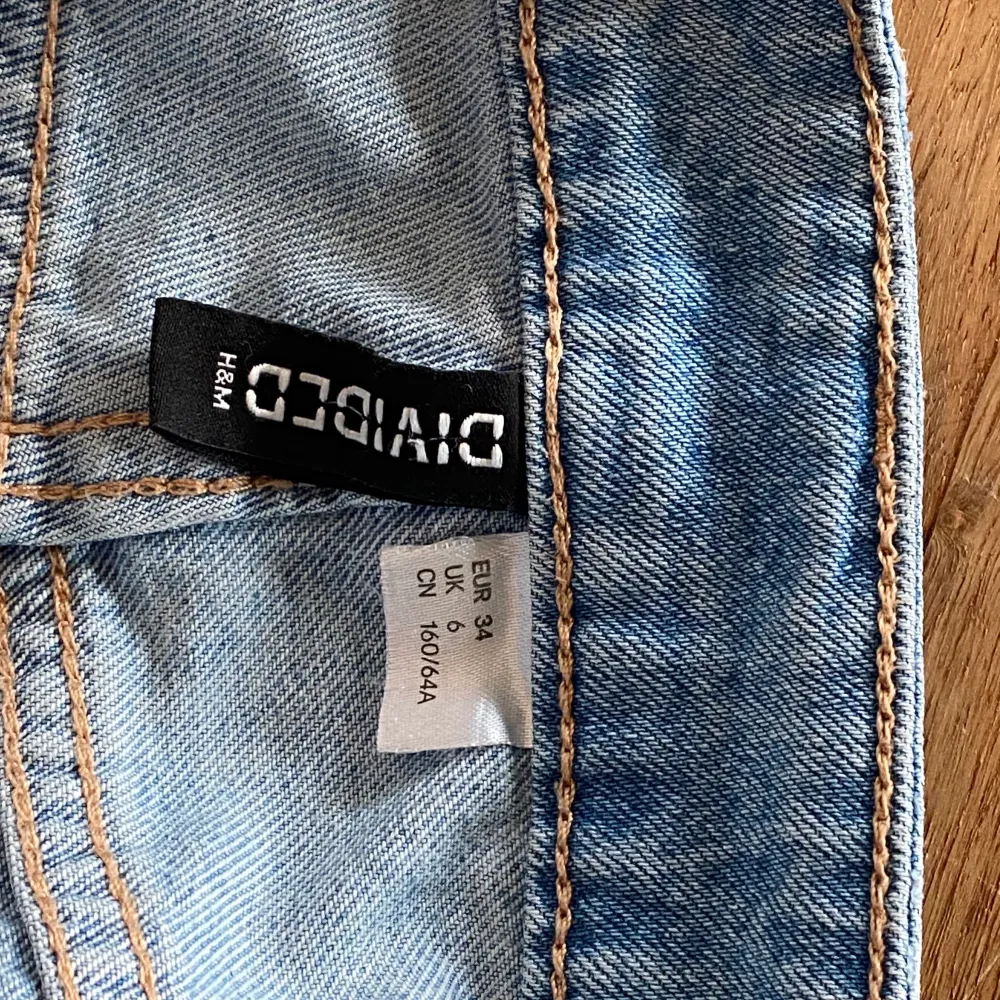 Jättefina slitna jeans från HM i storlek 34. Använda men fortfarande i fint skick. Jag är 160 cm som referens. Säljer för 100 kr, köpare står för frakten. 💖. Jeans & Byxor.