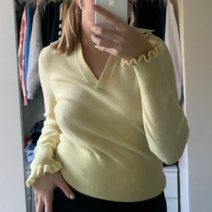 Snygg tröja från Other stories - Jätte fin stickad tröja från &other stories som är näst intill oanvänd, den är i fint material och skick, har en liten krage och även volanger längs händerna💞 den är pastell gul. Kostar igentligen ca 900kr (sista bilden)