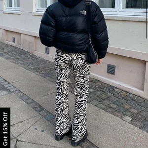 Motelrocks byxor - Säljer mina super fina zebra byxor från motelrocks då de är lite förstora för mig:/ köpte de för typ 600, de har inga defekter och är som nya 💗