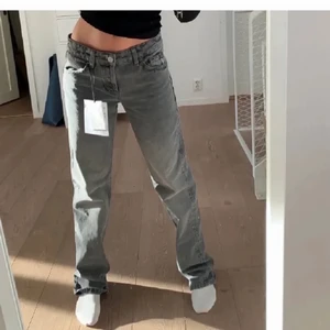Zara grå low waist jeans  - Säljer dessa populära jeans från Zara! De är i storlek 34 men jag som vanligtvis är storlek 36 kan ha de. Frakten ingår inte i priset. Obs!!! Lånade bilder, skriv privat vid frågor/vill se fler bilder.